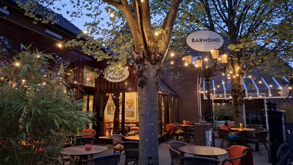 Terras Bar Barmond bij avondlicht