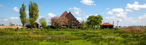Boerderij in een groene omgeving
