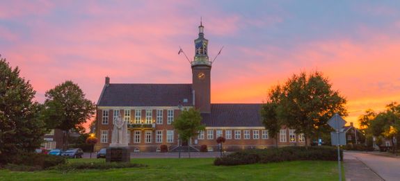 Gemeentehuis Hoogeveen na zonsondergang