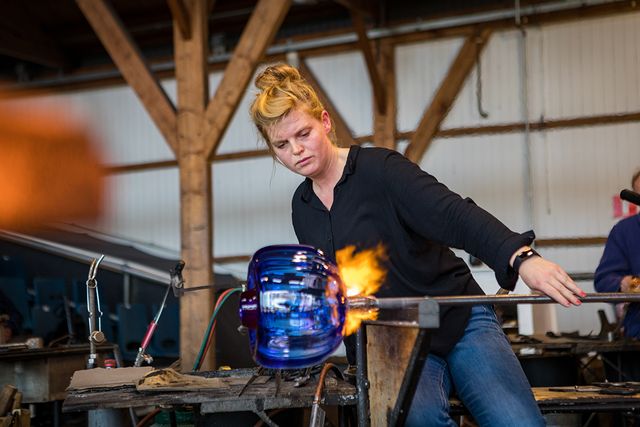 Glasblazer aan het werk