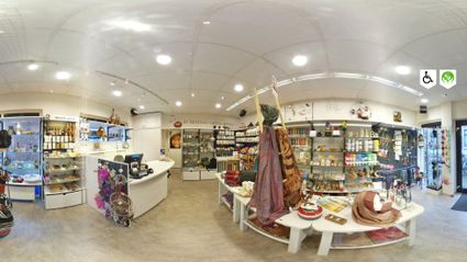 Winkel Wereldwinkel Woerden, provincie Utrecht, Groene Hart, overzicht van de fairtrade cadeauwinkel met sieraden, sjaals, woonaccessoires, koffie, thee en duurzame wereldproducten in het centrum.