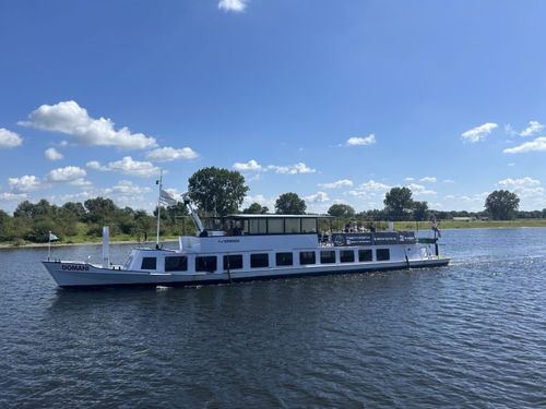 Het schip van Waterfeesten vaart over het water