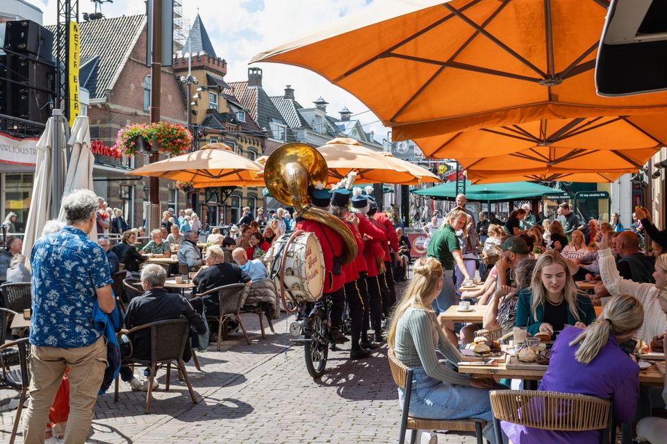 Volle terrassen tijdens Sneekweek.