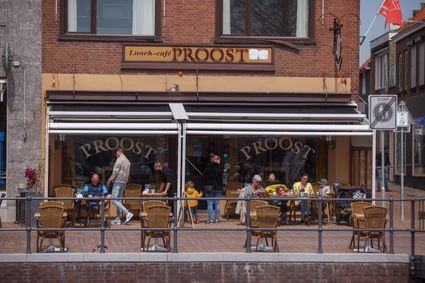Het terras voor café Proost in Zevenbergen
