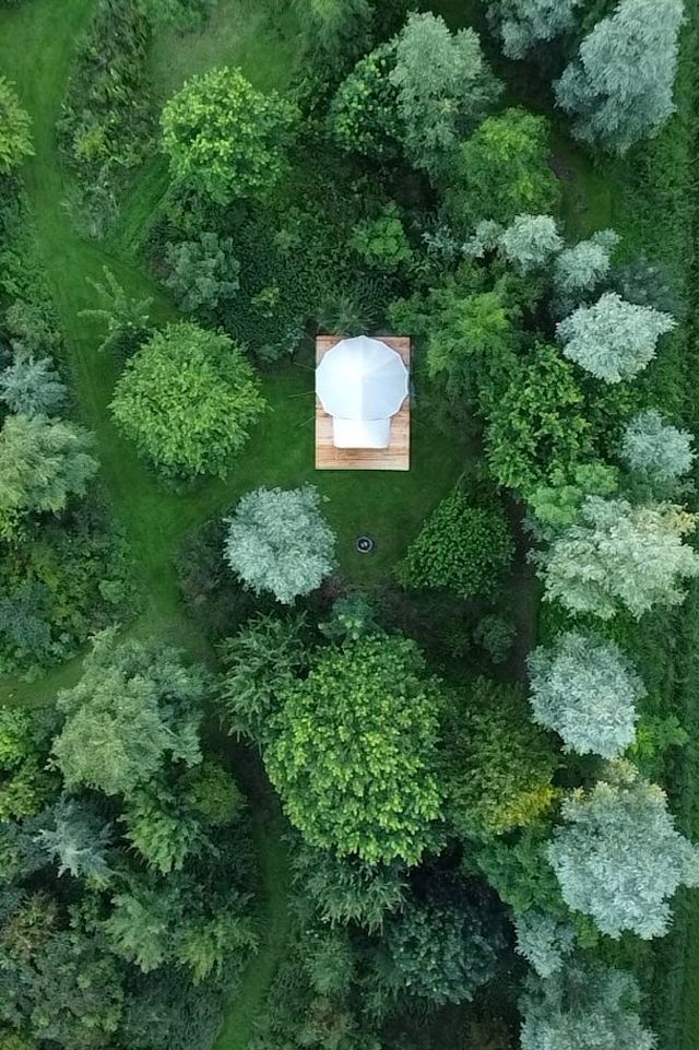 Eine Luftaufnahme eines Zeltes zwischen den Bäumen auf einem Campingplatz in Drenthe.
