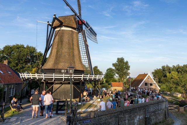 Kanongebulder in Sloten waarbij de stadsschutterij het kanon van Sloten afschiet op het molenerf van Korenmolen de Kaai.