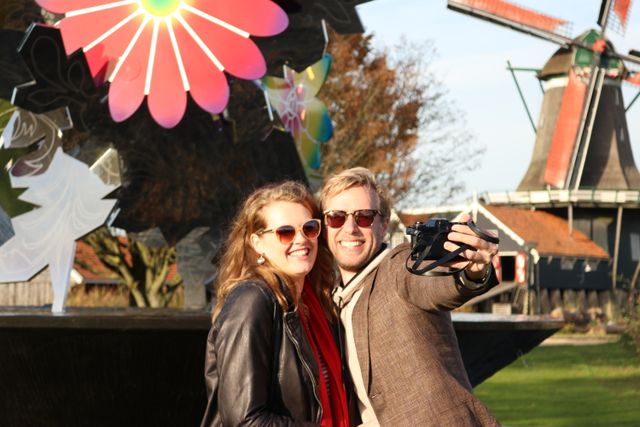 een man en een vrouw maken een selfie bij de fontein in ijlst