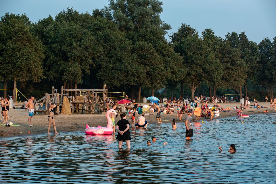 Mensen op het strand in de natuur.