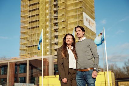 Foto van van der Valk Lelystad met de eigenaren ervoor.
