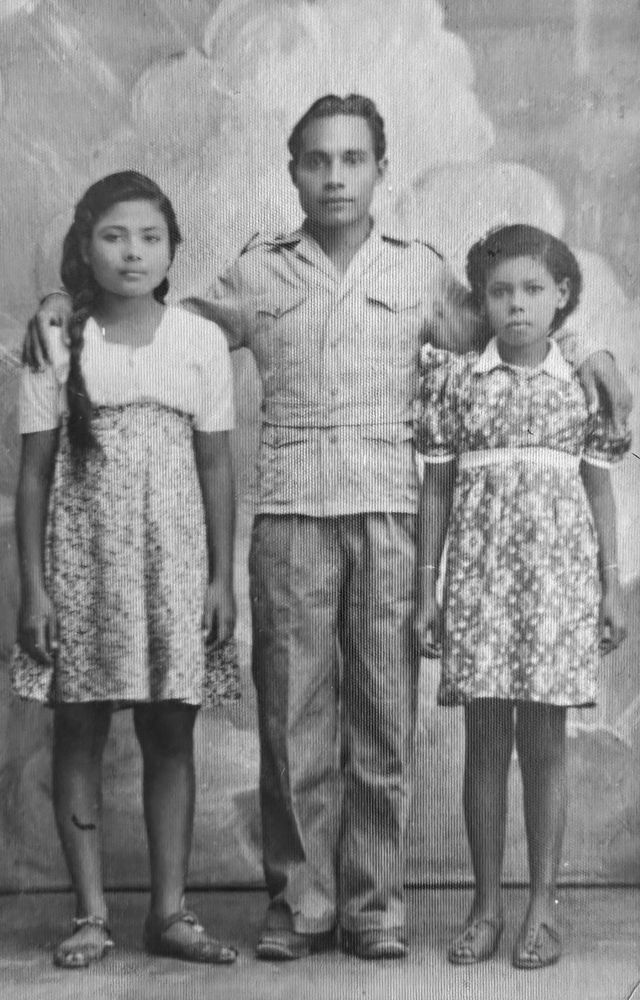 Tons moeder Patum (links), Tons vader Johannes en Patum's zus, rond 1948.