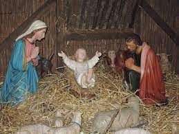 kerststal met Maria, kindje Jezus en Jozef en de os en de ezel