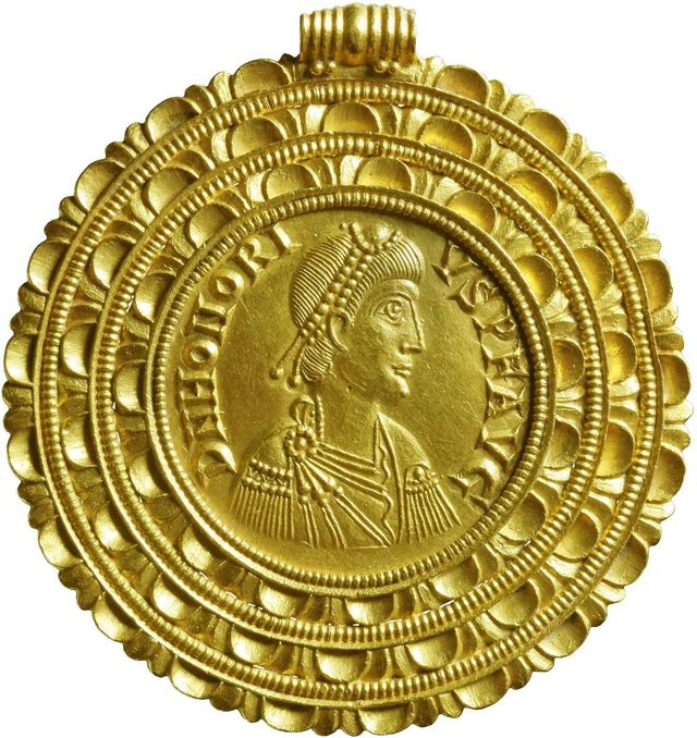Gouden medaillon met de beeltenis van keizer Honorius, keizer van het West-Romeinse rijk van 395-423.