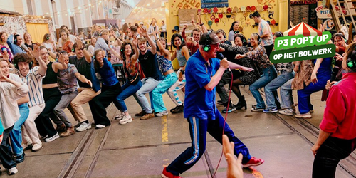 Dansende mensen met koptelefoons op