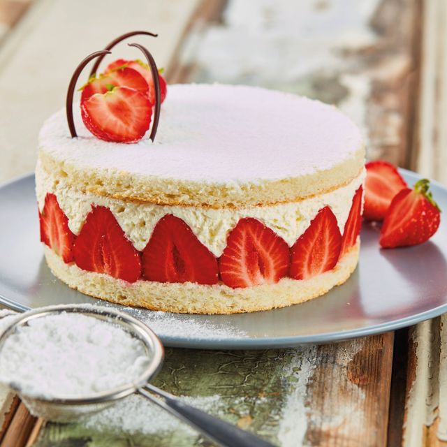 Ronde taart met aardbeiversiering.