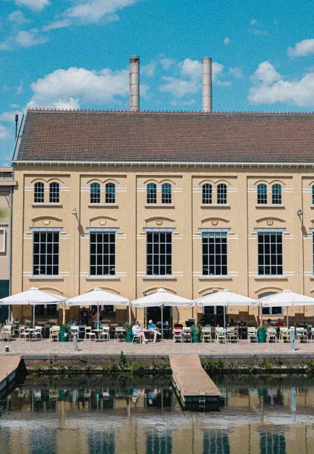Lumiere gebouw voorkant terras water