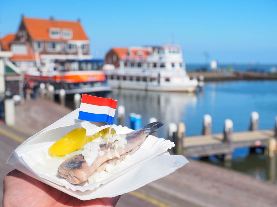 Een haring op De Dijk in Volendam.