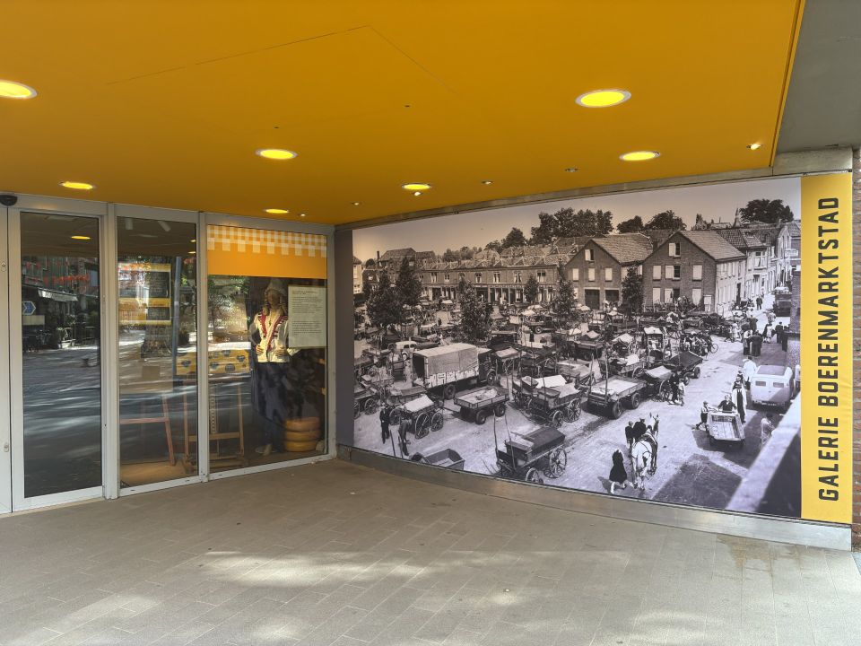 Historische pop-up Galerie Boerenmarktstad in Woerden, Groene Hart, met grote fotowand van de vroegere boerenmarkt en expositie over het agrarische erfgoed en de geschiedenis van de stad.