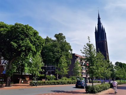 Zicht op de Vituskerk aan de Emmastraat.