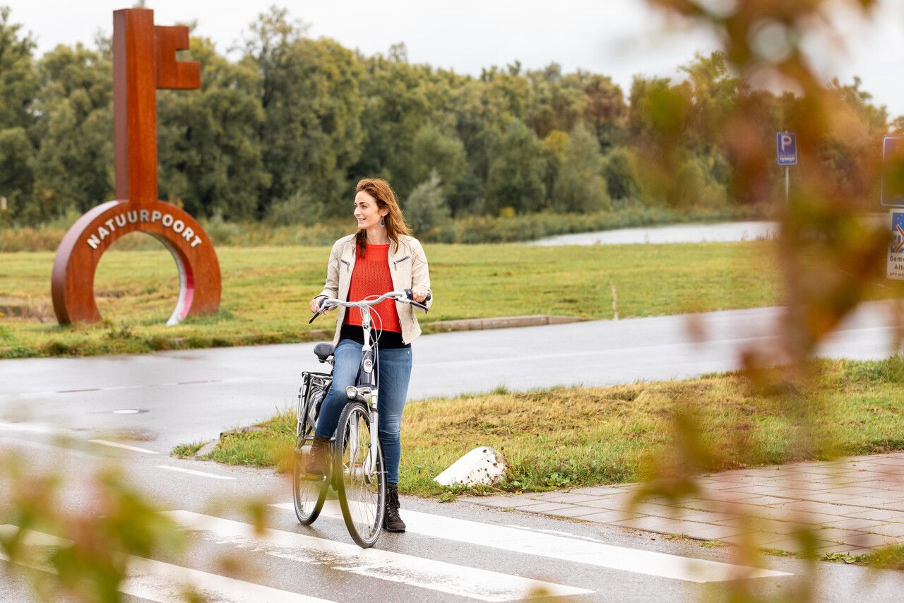 Dame op de fiets bij Natuurpoort Biesbosch