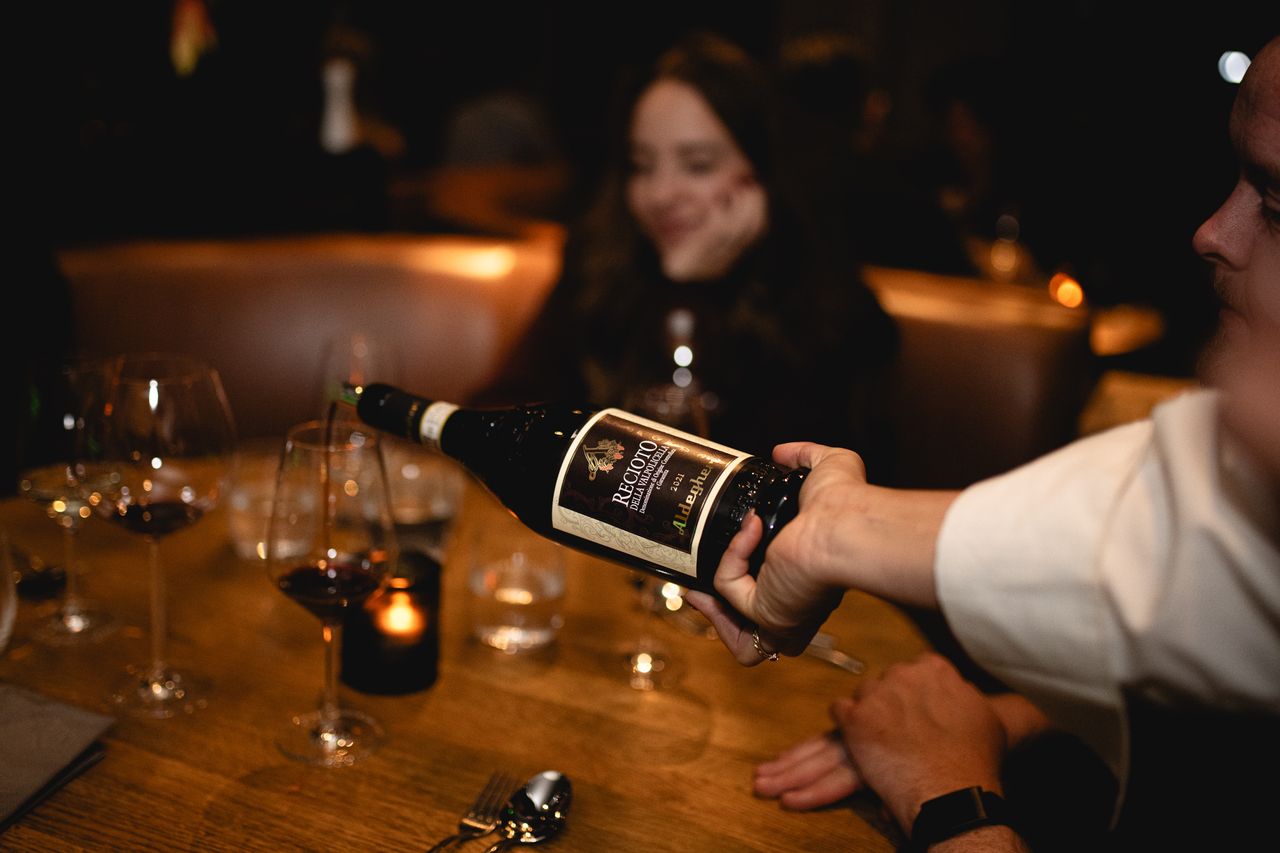 Inschenken heerlijke wijn bij Divino Restaurant & wijnbar