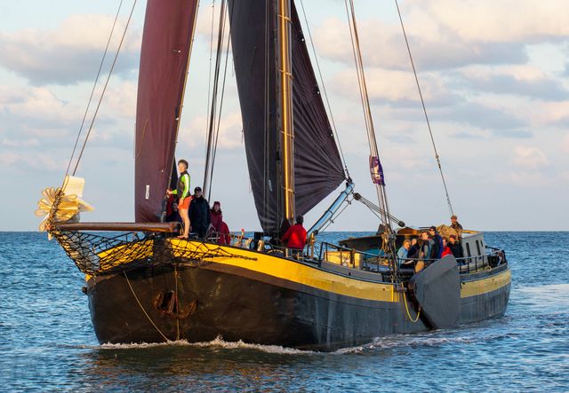 Vertrouwen zeilt de haven van Texel binnen