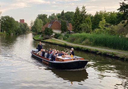 Praamboot vaart over de Dokkumer Ee