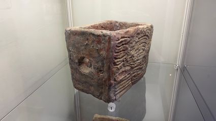 Holle muurtegel (tubulus), te zien in Stadsmuseum Hof van Hessen.