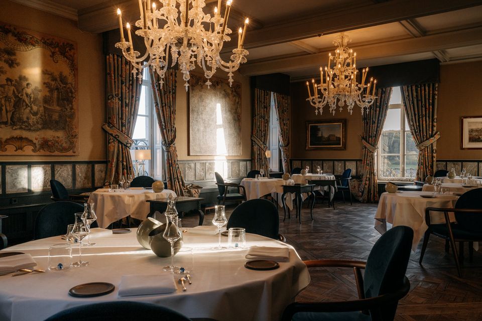 Chateau Neercanne interieur tafels en stoelen