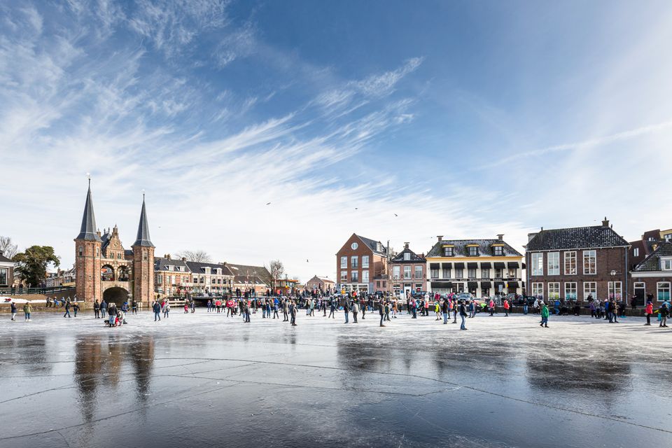 Schaatsende mensen bij Waterpoort Sneek