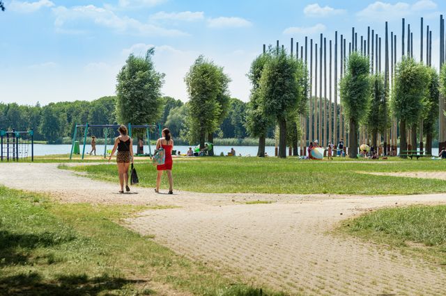 Vrouwen lopen op recreatiegebied Groene Heuvels.