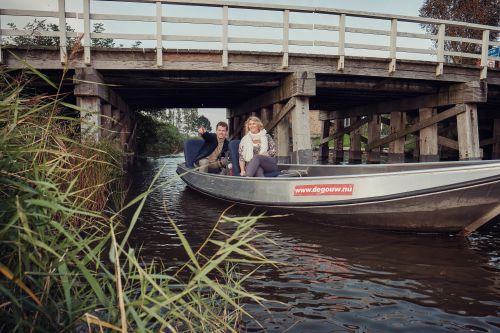 Twee mensen die aan het varen zijn in een bootje van De Gouw