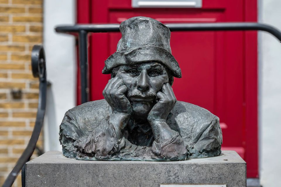 Bronzen borstbeeld Swiebertje, Oudewater, Groene Hart, standbeeld van het bekende tv-personage op sokkel voor een historisch pand in de binnenstad.