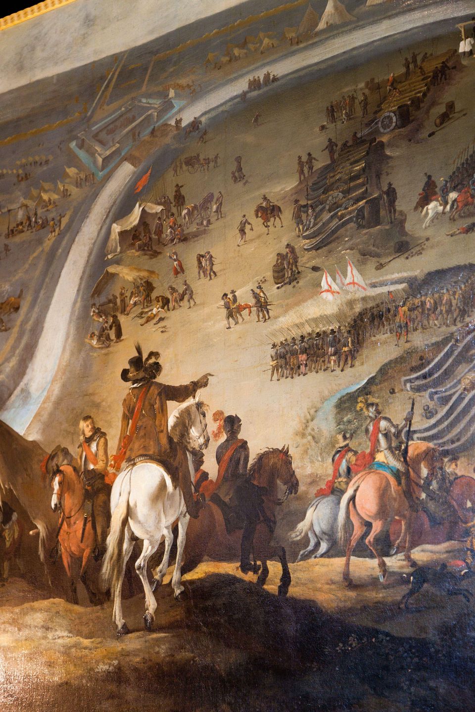 Historisch schilderij Moord op Oudewater, Stadsmuseum Oudewater, Groene Hart, gedetailleerde verbeelding van een militaire aanval met ruiters, soldaten en kanonnen tijdens een belegering in de stadsgeschiedenis.