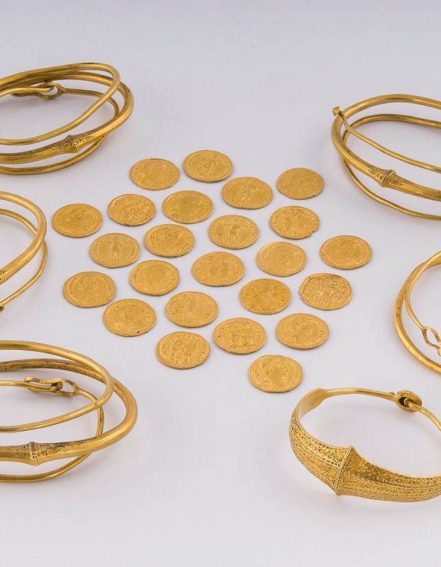 De goudschat van Beilen met Romeinse munten en Germaanse halsringen.