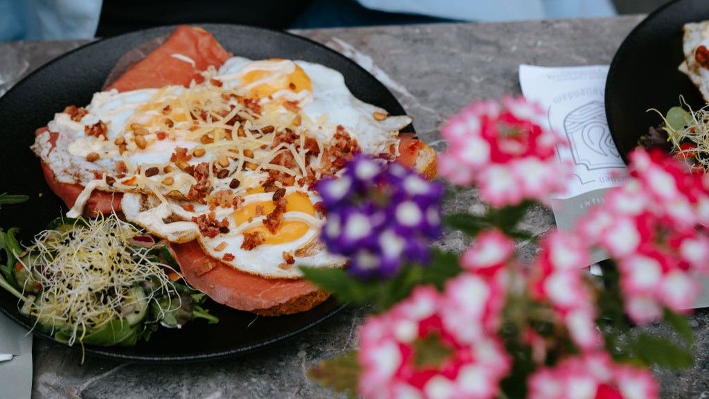 Bord met broodje met gerookte zalm bij het Wapen van Stellendam