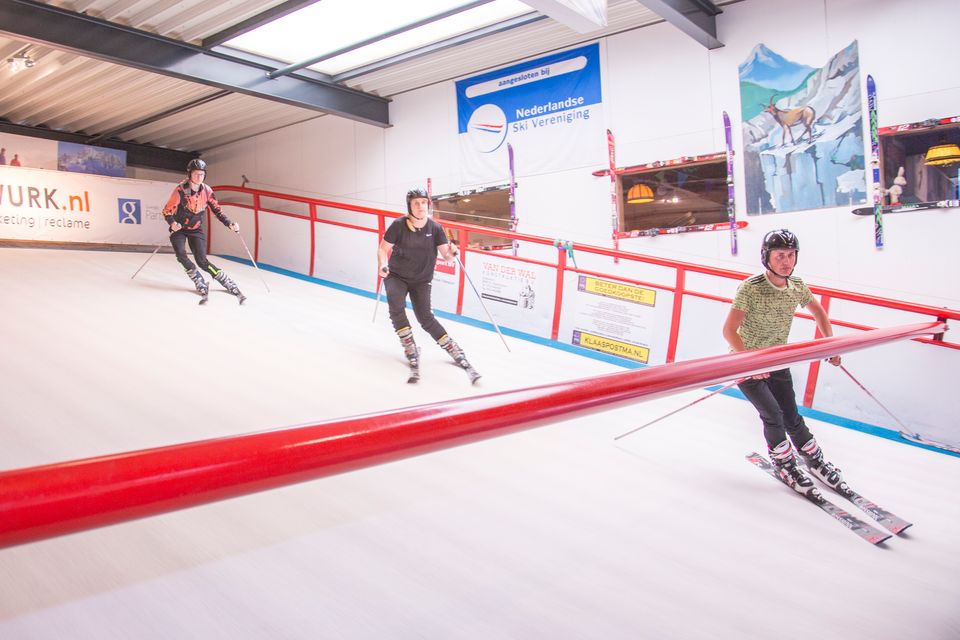 Skiles voor jong en oud Skilessen Skischool Drachten indoor ski
