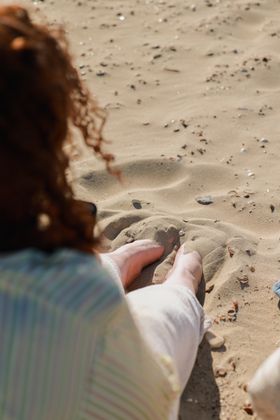 Voeten in het zand bij Brouwersdam