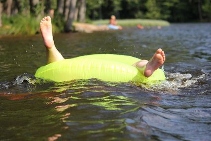Zwemmen in natuurwater in het Amsterdamse Bos in Amstelveen