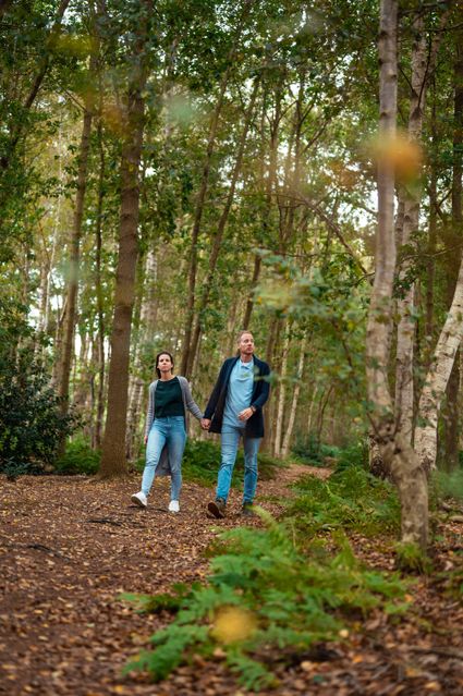 Wandelend stel in de herfst in Kolonie Ommerschans