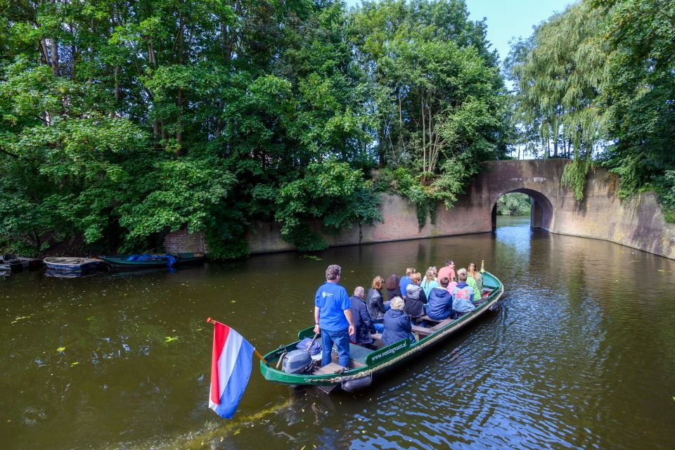 Boot van Vestingvaart in de vestinggracht van Naarden met bezoekers aan boord