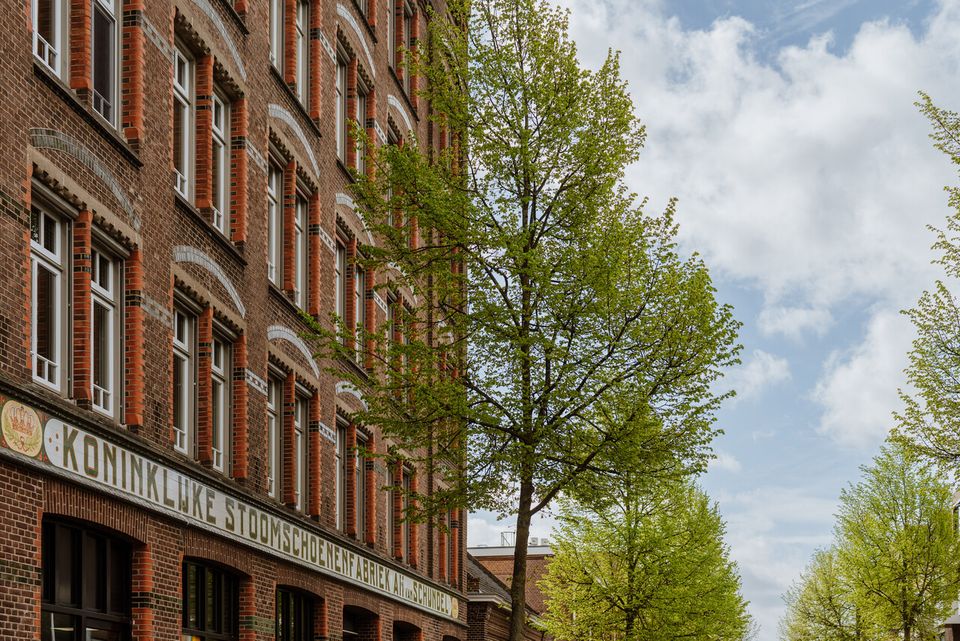 Die Fassade der Koninklijke Stoomschoenenfabriek A.H. van Schijndel.