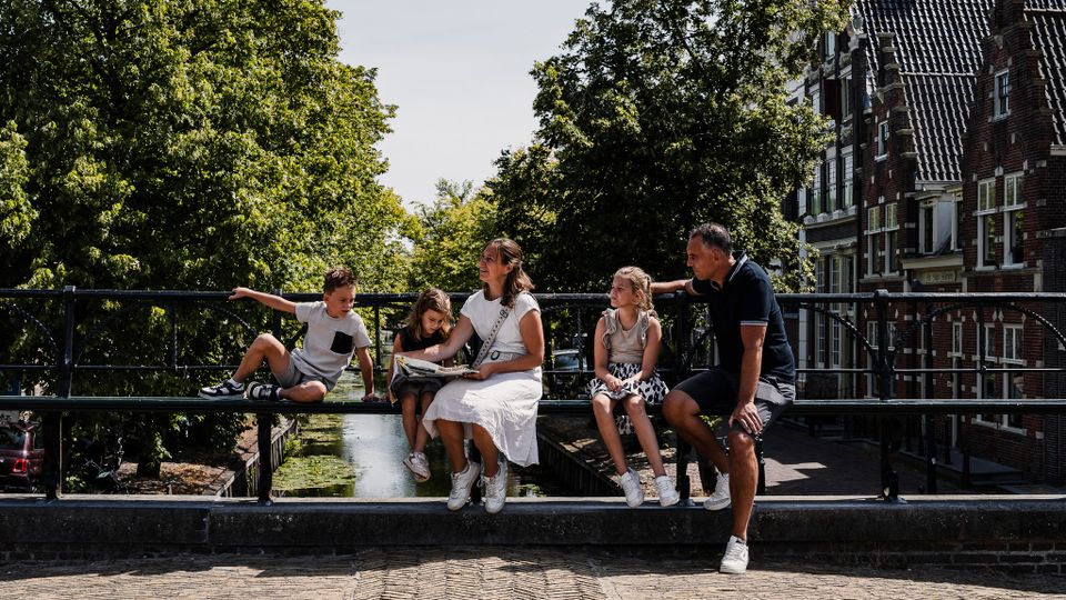 Een gezin die op de Damsluis zit in Edam