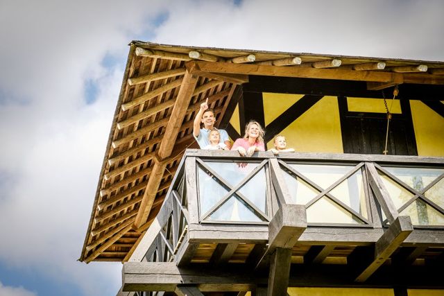 Een gezin bewondert het uitzicht vanaf de Romeinse wachttoren bij Castellum Hoge Woerd.