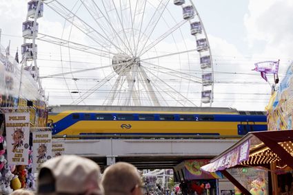Reuzenrad Tilburgse Kermis met daarvoor een NS trein