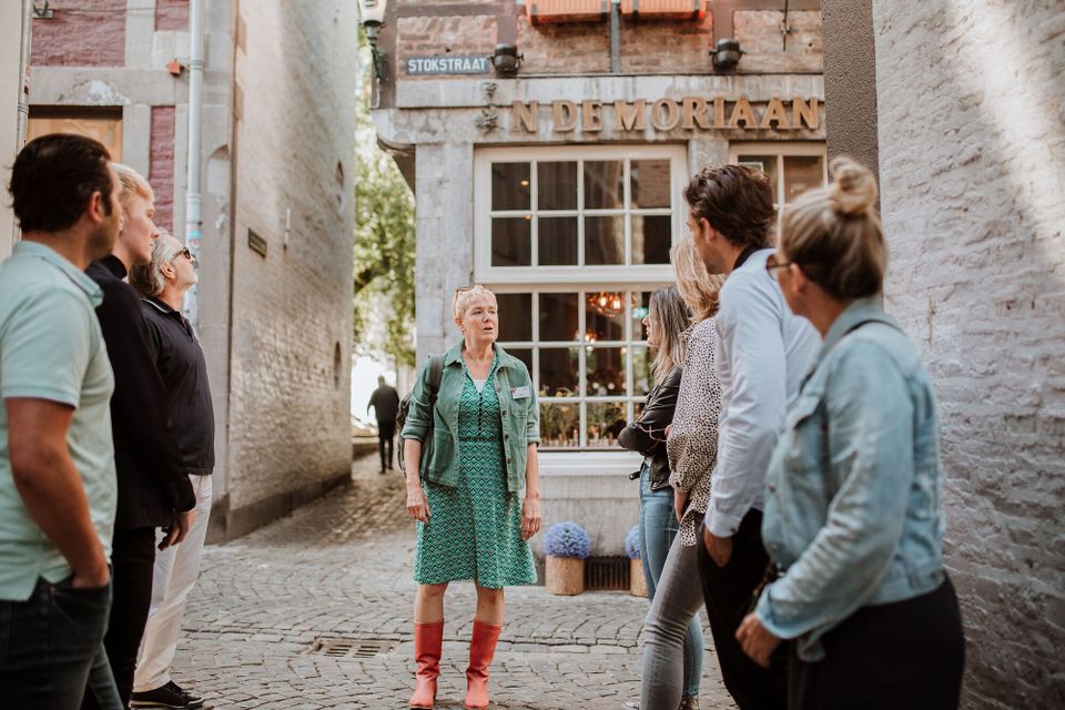 Stokstraat Maastricht stadswandeling uitleg door gids