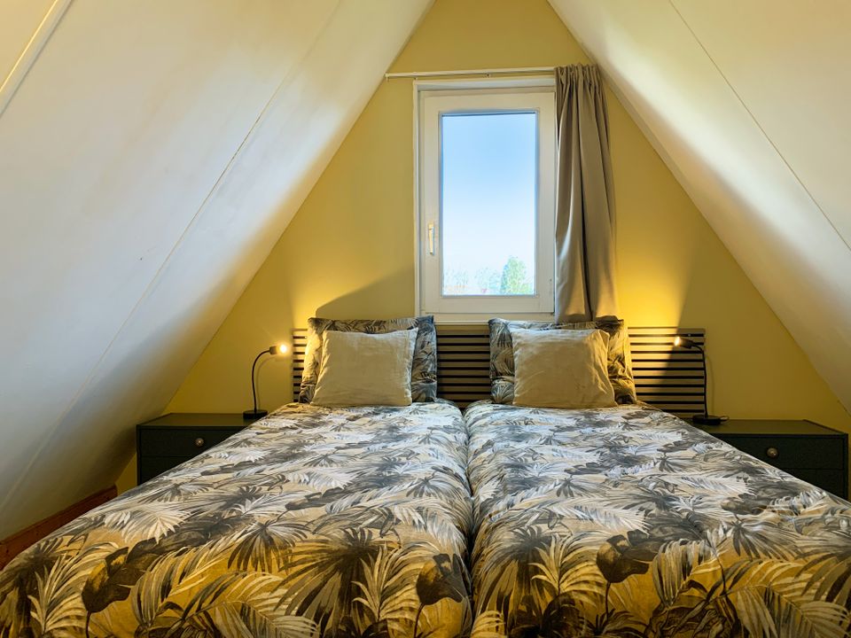Slaapkamer boven met tweepersoons boxspring