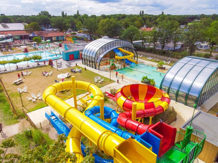 Zwembad met glijbanen bij Capfun de Wondermolen