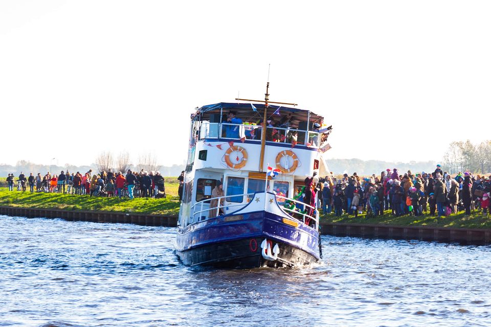 Sinterklaas op stoomboot in Baarn
