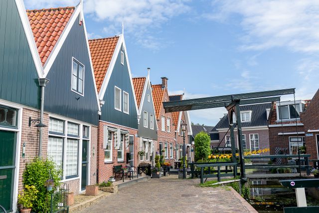Huizen in Het Doolhof in Volendam