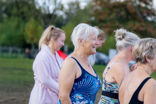Vrouwen gaan het water in.
